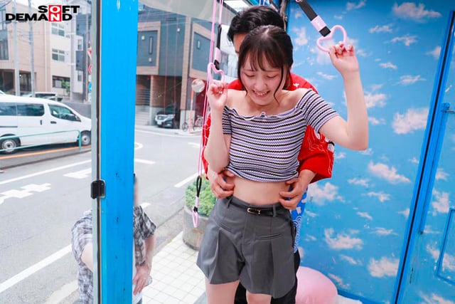 マジックミラー号 絶対に気持ちよくなってはイケない!!!愛する彼氏とはミラー越し30cmの状況でくすぐり我慢ゲームと称して凄腕AV男優の妙技でHにいじくりたおす!!! 鎖骨の綺麗なオフショル女子5名収録 9
