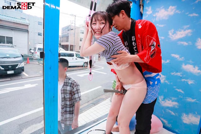 マジックミラー号 絶対に気持ちよくなってはイケない!!!愛する彼氏とはミラー越し30cmの状況でくすぐり我慢ゲームと称して凄腕AV男優の妙技でHにいじくりたおす!!! 鎖骨の綺麗なオフショル女子5名収録 11