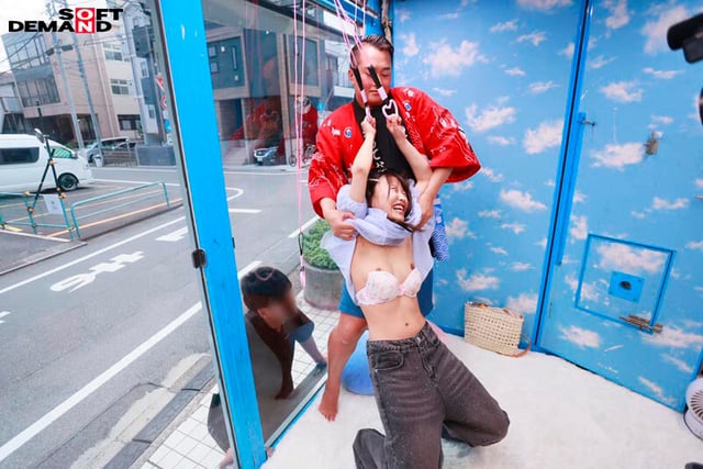 マジックミラー号 絶対に気持ちよくなってはイケない!!!愛する彼氏とはミラー越し30cmの状況でくすぐり我慢ゲームと称して凄腕AV男優の妙技でHにいじくりたおす!!! 鎖骨の綺麗なオフショル女子5名収録 15