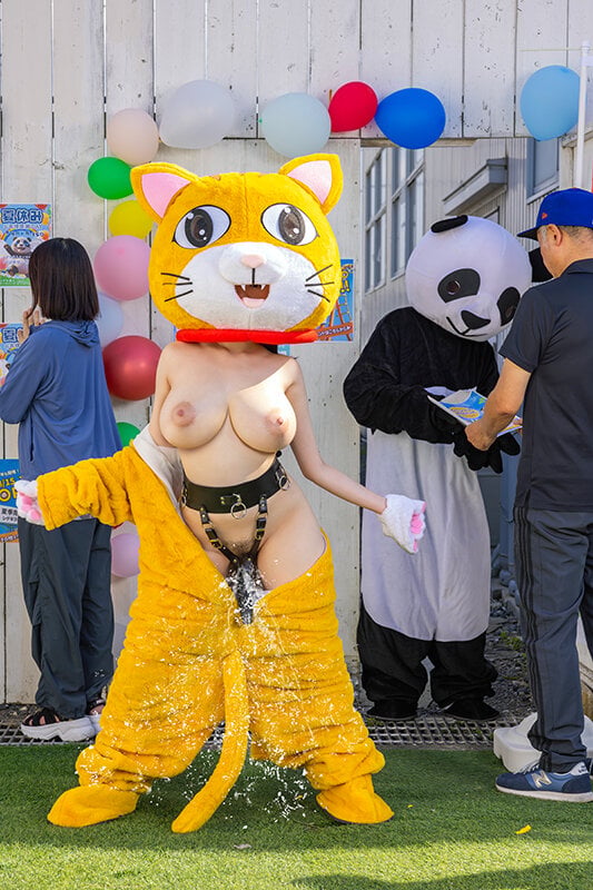 着ぐるみスターになりたくて どんなに突かれまくっても無反応を貫く中の人は爆乳美女だった 小坂ひまり 1