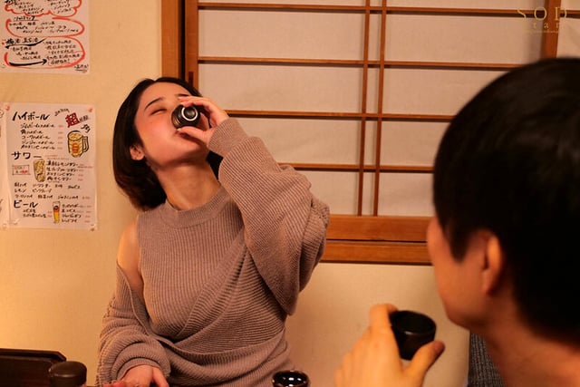 サークルの飲み会で酔いつぶれて目が覚めたら先輩の巨乳カノジョ宅にいて…部屋着から見える胸チラ、マンチラに我慢ができず襲ってしまい朝まで巣ごもり浮気SEX MINAMO 4