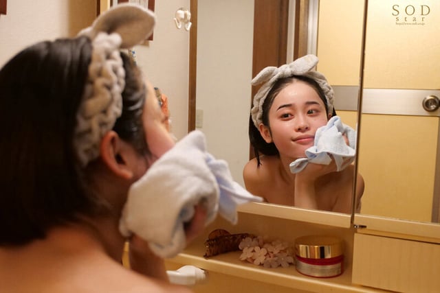 サークルの飲み会で酔いつぶれて目が覚めたら先輩の巨乳カノジョ宅にいて…部屋着から見える胸チラ、マンチラに我慢ができず襲ってしまい朝まで巣ごもり浮気SEX MINAMO 13