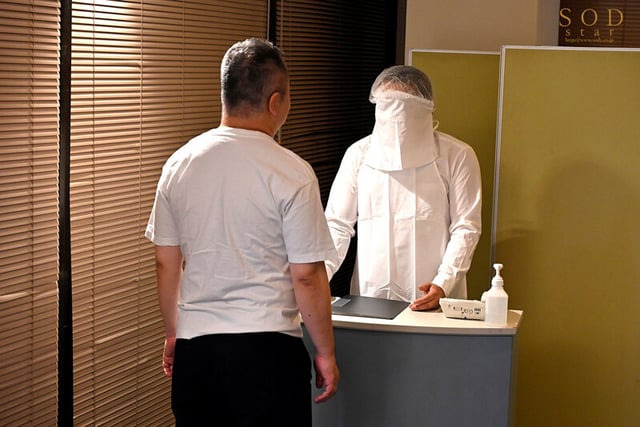 知り合いが抱ける風俗EX 勝手に風俗嬢にされたあの子は、強●ご奉仕予約済み♪ 紗倉まな 2