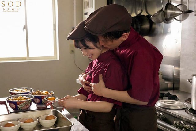 隠れ美人の牛丼チェーン店で働くパート主婦が学生バイトと避妊具なしでネチョベロ不倫中出し 小湊よつ葉 15