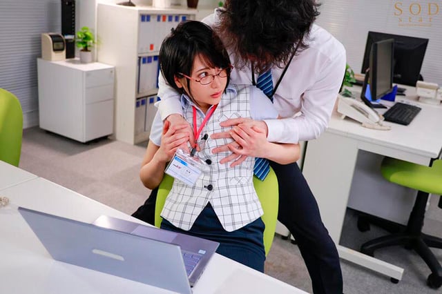 デリヘル呼んだらいつも領収書を突っ返してくる経理部の欲求不満OLと遭遇「まさか、飲食代で落とさないでくださいよ…」と言いつつ生本番させてくれ自宅でも会社でもヌいてくれる関係に 夏目響 9