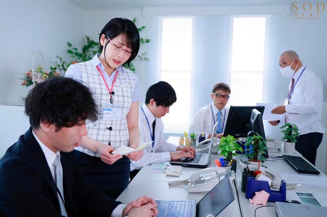 デリヘル呼んだらいつも領収書を突っ返してくる経理部の欲求不満OLと遭遇「まさか、飲食代で落とさないでくださいよ…」と言いつつ生本番させてくれ自宅でも会社でもヌいてくれる関係に 夏目響 14