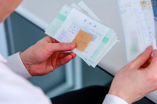 デリヘル呼んだらいつも領収書を突っ返してくる経理部の欲求不満OLと遭遇「まさか、飲食代で落とさないでくださいよ…」と言いつつ生本番させてくれ自宅でも会社でもヌいてくれる関係に 夏目響 16