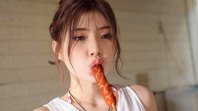欲求不満女子大生は海の家の短期バイト中ビーチに集まる男達の筋肉と汗の匂いにムラムラが抑えられず…SEX懇願じゅぽフェラで誘惑しまくった 神木麗 2