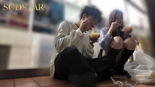 金曜夜、男友達よりも気が知れてる地元の連れと合流。学生みたいに遊びまくり疲れ果てた僕ら。ノリで入ったラブホで初めて見た‘欲しがり女顔’に歯止めが効かず、朝がきても狂ったようにヤリ続けた。 神木麗 2