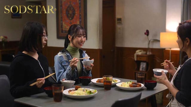 車中不倫 こんなオジサンでも娘の幼なじみ(19)にコクられて付き合うことになっちゃった!年の差なんと31歳!自宅ガレージで唾液を絡ませ汗ダクでちちくりあう 天神羽衣 4