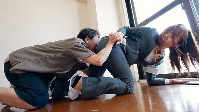 ピタパンOLアナルを即クンニ!内見中の肛門クンニが忘れられないデカ尻不動産レディが新居に押しかけて来たので、むれ匂うパンツスーツ尻穴を舐めほじって中出ししてあげた わか菜ほの 4