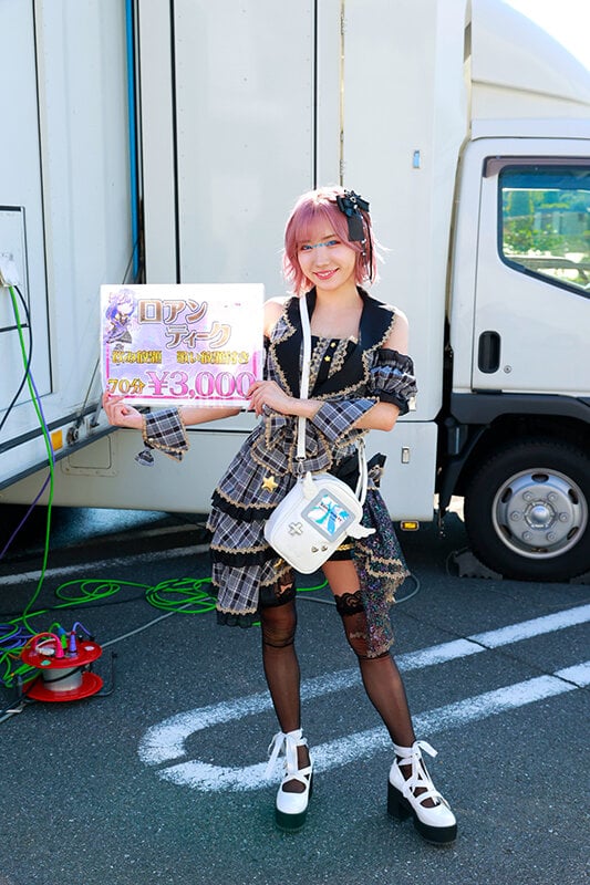 マジックミラー号 ハードボイルド 街中で客引き中の看板コンカフェ娘が乳首いじられっぱなしチクハラ接客に挑戦！乳頭をこねくり回されて乳首痙攣イキ！出禁エロ行為も断れないほど敏感になった不本意ぬるぬるオマ〇コはデカチン口説きで掟破りの生本番を受け入れてしまう… 1