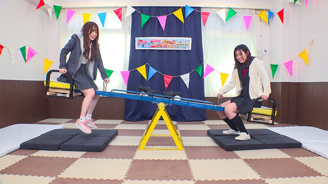 素人バラエティ 仲良し女子〇生対抗！どでか固定ディルドシーソー対決！挿入状態で腰を振り先に5回潮を噴いたら勝ち！負けたら即ハメ中出し！上下運動で刺激されてイキ潮が止まらない未成熟おま〇こに大人のデカチン激ピストンで潮！潮！ 10