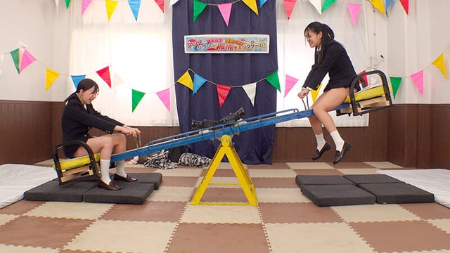 素人バラエティ 仲良し女子〇生対抗！どでか固定ディルドシーソー対決！挿入状態で腰を振り先に5回潮を噴いたら勝ち！負けたら即ハメ中出し！上下運動で刺激されてイキ潮が止まらない未成熟おま〇こに大人のデカチン激ピストンで潮！潮！ 16