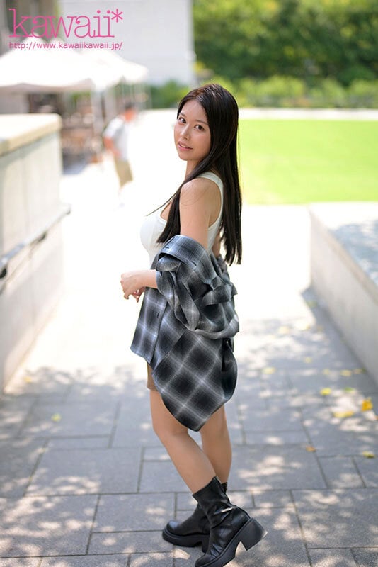 見た目よりウブで見た目より真面目な、SEX経験ガチ1回のみインフルエンサー（カップ数:Hcup）のいきなり中出し体験デビュー【1本限定出演】 重盛れいか 1