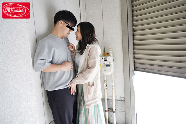 「ねぇ お外でおっきしたらカノジョに内緒でラブホいこ?」 カノジョが不在中にセフレ願望のJULIAさんにデートへ誘われて外なのにJカップ爆乳を密着させながら…何度も何度もイチャラブkiss 誘惑に負けた僕は勃起してしまった分、ホテルで朝まで何度も射精して寝取られた… 3