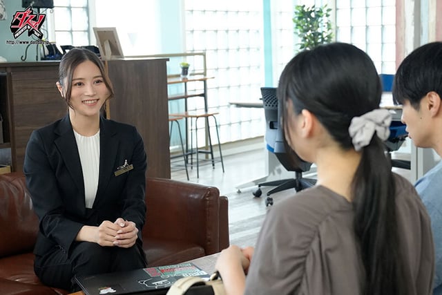 【人生で最も特別な日ーそれは結婚式─】新婦の目を盗んで、何度も何度も繰り返す生ハメ強●ズコバコSEX！唾液を絡ませて腰を振りまくる変態ウエディングプランナー 白峰ミウ 1