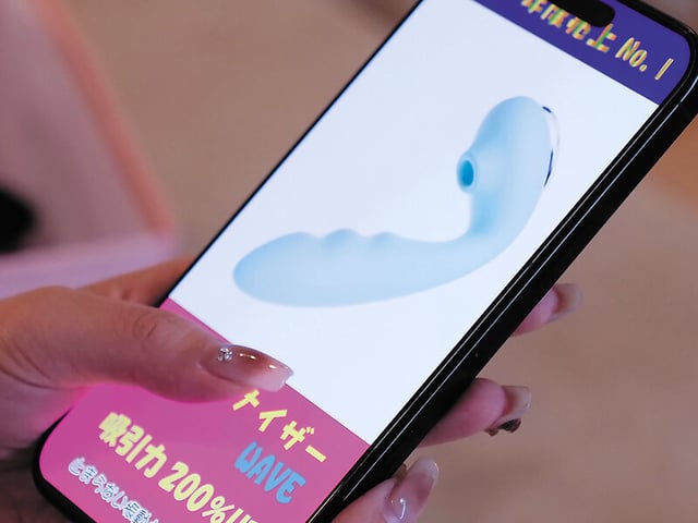 行き遅れ女上司のクリトリスを‘吸うやつ’でズル剥け吸引 しゃぶりついて離さない粘着刺激で剥きっぱなしになったド敏感クリを弄りこねくり膝ガクガク潮ブシャブシャのイキたがり淫乱メスに堕としてやった 森沢かな 11