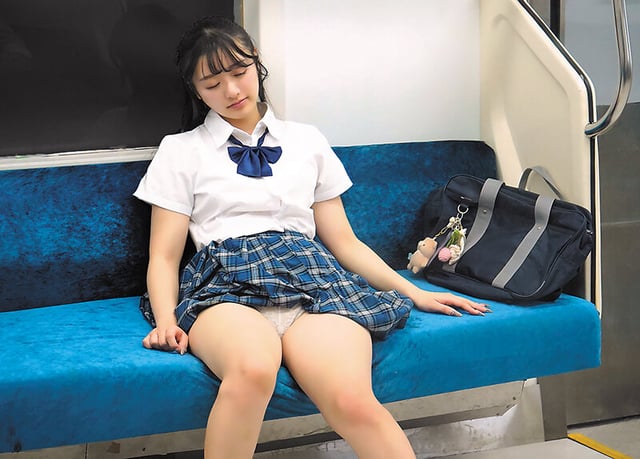 最終電車でいつも乗り合わせる女子校生の無防備なフリしたパンチラ見せつけ誘惑にまんまと引っかかった僕は2人きりの車内で淫音ぬちゅんぱちゅん鳴らし終着駅までハメ狂った 花守夏歩 1