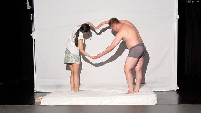 一般男女モニタリングAV ラブラブカップル限定 影絵に挑戦!ドキドキ寝取られシルエットクイズ!2 布越しに彼氏に見られているのに女子大生がデカチンSEXで生中出し! 4