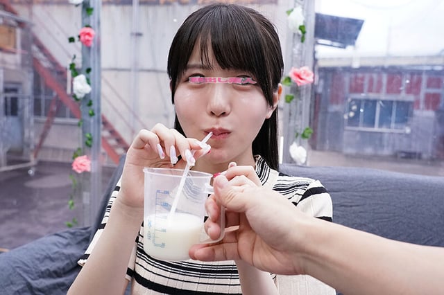 顔出しMM号 女子大生限定 ザ・マジックミラー 牛乳を口に含んで→巨乳モミモミ→乳首こねくりイキ我慢！我慢出来たら100万円！イッたらデカチン即ハメ！初めてのチクイキ絶頂で敏感になったJDオマ○コに激ピストンで生中出し！ 2