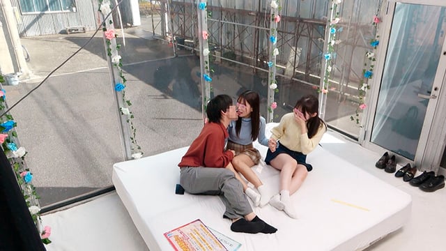 顔出しMM号 女子大生限定 ザ・マジックミラー 徹底検証！男女の友情は成立する！？友達関係のリアル素人大学生3人が日本一エロ～い車の中で初めての逆3P体験！女友達とのハーレムSEXでW生中出しスペシャル！ 2