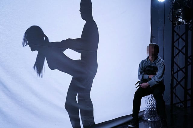 一般男女モニタリングAV ラブラブカップル限定 影絵に挑戦！ドキドキ寝取られシルエットクイズ！4 布越しに彼氏に見られているのに女子大生がデカチンSEXで生中出し！ 9