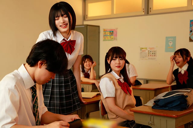 貼れば誰でもいいなり!ハーレム洗脳シールでクラスの一軍女子を完全支配してハメ比べ! 2