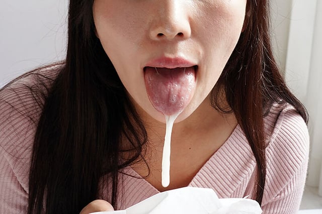 一般男女モニタリングAV マジックミラーの向こうには愛する旦那たち！仲良しママ友2人組が協力してノーハンドフェラ早抜きチャレンジ！お口と舌だけで舐めてしゃぶってザーメン抜き！タイムアップで罰ゲームのデカチン即ハメ4P！旦那のすぐ横でNTR連続生中出し！ 5