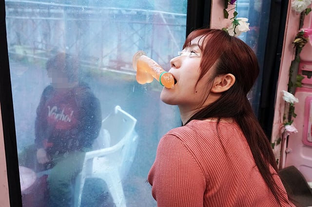 一般男女モニタリングAV×マジックミラー便コラボ企画 愛する夫の目の前で路上NTR!清楚な人妻が「お口だけでコンドーム装着」に挑戦!2 ノーハンドでデカチンを咥えたご無沙汰妻のオマ○コは欲しがり汁が溢れ出す!旦那の目の前で寝取って最後はゴムを外して生中出し! 2