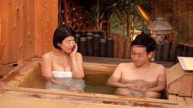 一般男女モニタリングAV 家族旅行中にW不倫しちゃった男女のその後まで追跡スペシャル 巨乳妻が初対面のデカチン既婚男性とタオル一枚で相席混浴!スケベ本性剥き出しの連続射精セックス!!…が忘れられない男女がお互いのパートナーの目を盗んで何度も繰り返す中出し密会… 2