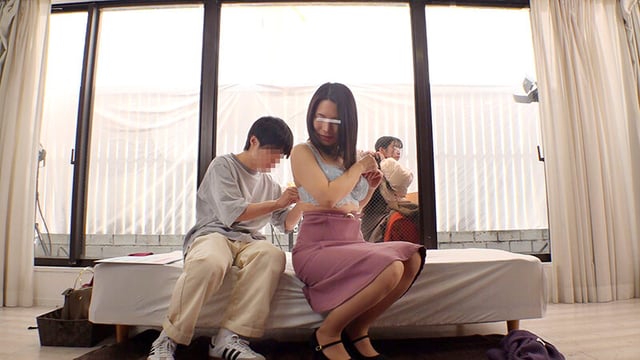 一般男女モニタリングAV マジックミラーの向こうには実の娘（=彼女）！「娘がダメなら私が…」巨乳母がデカチンすぎて童貞卒業できない娘の彼氏を優しく筆おろし！2 フル勃起デカチ○ポを根元まで受け挿れたご無沙汰オマ○コと性欲溢れる童貞チ○ポの中出しセックスは1… 2