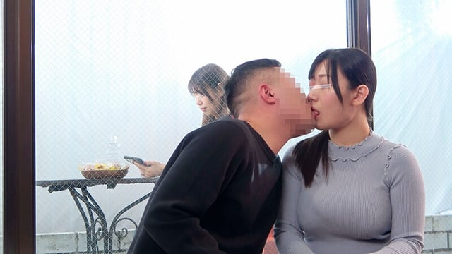 一般男女モニタリングAV マジックミラーの向こうには実の娘（=彼女）！「娘がダメなら私が…」巨乳母がデカチンすぎて童貞卒業できない娘の彼氏を優しく筆おろし！2 フル勃起デカチ○ポを根元まで受け挿れたご無沙汰オマ○コと性欲溢れる童貞チ○ポの中出しセックスは1… 3