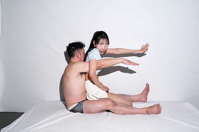 一般男女モニタリングAV ラブラブカップル限定 影絵に挑戦!ドキドキ寝取られシルエットクイズ!5 布越しに彼氏に見られているのに女子大生がデカチンSEXで生中出し! 4