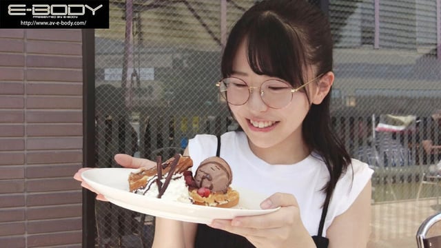 初めて出来た彼女を脱がしたら… 着衣からは想像できない色白美巨乳だしメガネ姿からは想像できない可愛い素顔 大興奮の僕は性欲尽きるまでハメまくった 柏木こなつ 2