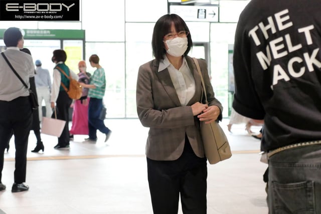 市役所勤務の地味で真面目な公務員は実は脱いだらグラドル級のスリム巨乳 プロのメイクで大変身AVデビュー 紅葉心愛 2
