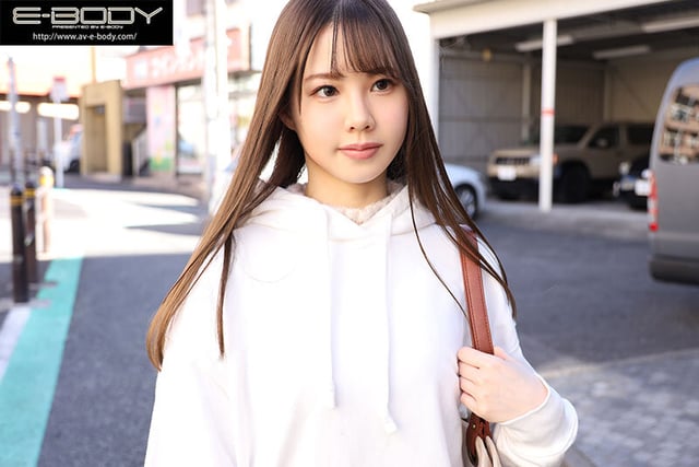 初めて出来た彼女を脱がしたら… 着衣から想像できない物凄い色白スリム美巨乳 大興奮の僕は性欲尽きるまでハメまくった 中村彩 1