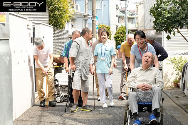 優しくて断れない人妻介護士は 真っ白な女体を高齢者に貪られ… 濃厚こってり計16P乱交 柏木ふみか 10