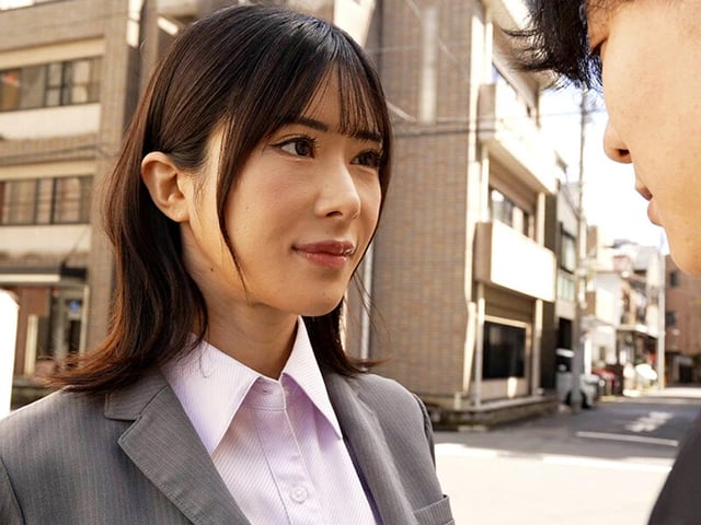 リモート会議中に、本社にバレないようにうねり腰騎乗位で女上司に強●中出しさせられまくった僕。 辻井ほのか 1