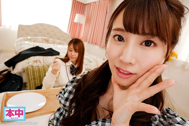 至近距離に彼女がいるのに耳元でコソコソ口説いてくるささやき誘惑中出し 初川みなみ 1