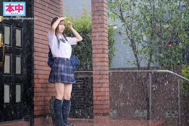 濡れ透けJ●が自宅の軒先で勝手に雨宿りしてたので中出しレ×プ 鈴の家りん 1