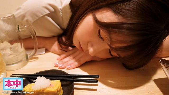 昔からの気軽に話せる女友達が会社では上司からも部下からも仕事ができる女だと思われていて、たまには弱さをみせたいのにと愚痴をこぼすので、 居酒屋とバッティングセンターデートに付き合ったら、なんか盛り上がっちゃって終電逃してラブホにお泊り 明日の朝… 五日市芽依 2