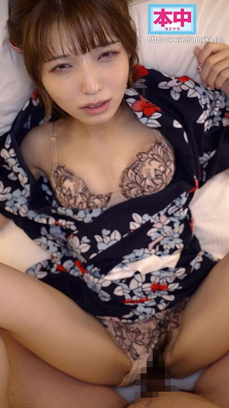 浴衣姿で笑顔を振りまきながら待ち合わせ場所にやってきて昔と変わらないなと思っていたが、時折見せる姿が妙に大人っぽく綺麗に成長していて「私のことまだ子どもと思ってるでしょ？」不意にキスされ予約したホテルに転がり込み、朝まで何度も中出ししまくった。 倉本すみれ 3