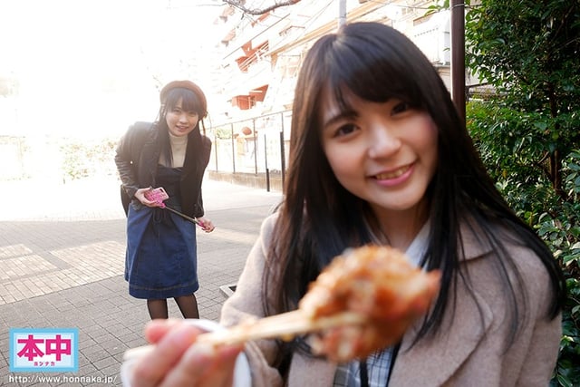 至近距離に彼女がいるのに耳元でコソコソ口説いてくるささやき誘惑中出し 枢木あおい 4