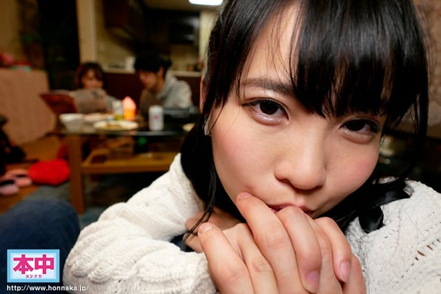 至近距離に彼女がいるのに耳元でコソコソ口説いてくるささやき誘惑中出し 枢木あおい 7