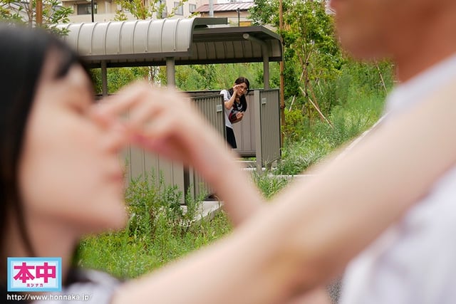 至近距離に彼女がいるのに耳元でコソコソ口説いてくるささやき誘惑中出し 神宮寺ナオ 1