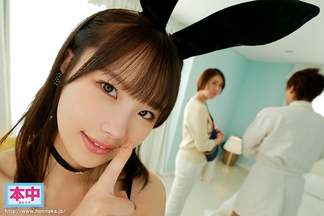 至近距離に彼女がいるのに耳元でコソコソ口説いてくるささやき誘惑中出し 松本いちか 1