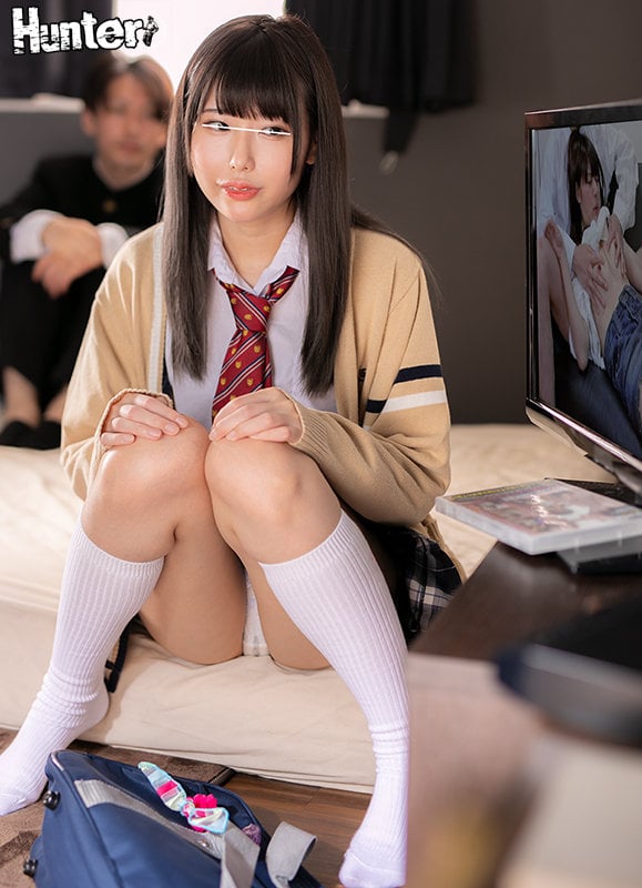 気弱なボクはAVを見たがるクラスの女子が家に来ても断れない…。しかもAVを見て勝手にエッチな気持ちになった女子がボクの股間を触ってきても何も 1