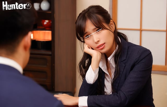目が覚めると…欲求不満の巨乳女上司がボクを押さえつけて汗だく騎乗位イキ！出張先の宿がボクの手違いで女上司と相部屋に！不機嫌な女上司を… 2