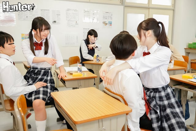 『こっそり挿れちゃう?』休み時間の教室で周囲にバレない様にロングスカートの中で挿入したがるエッチな小悪魔クラスメイト女子!商業●校に入学… 7